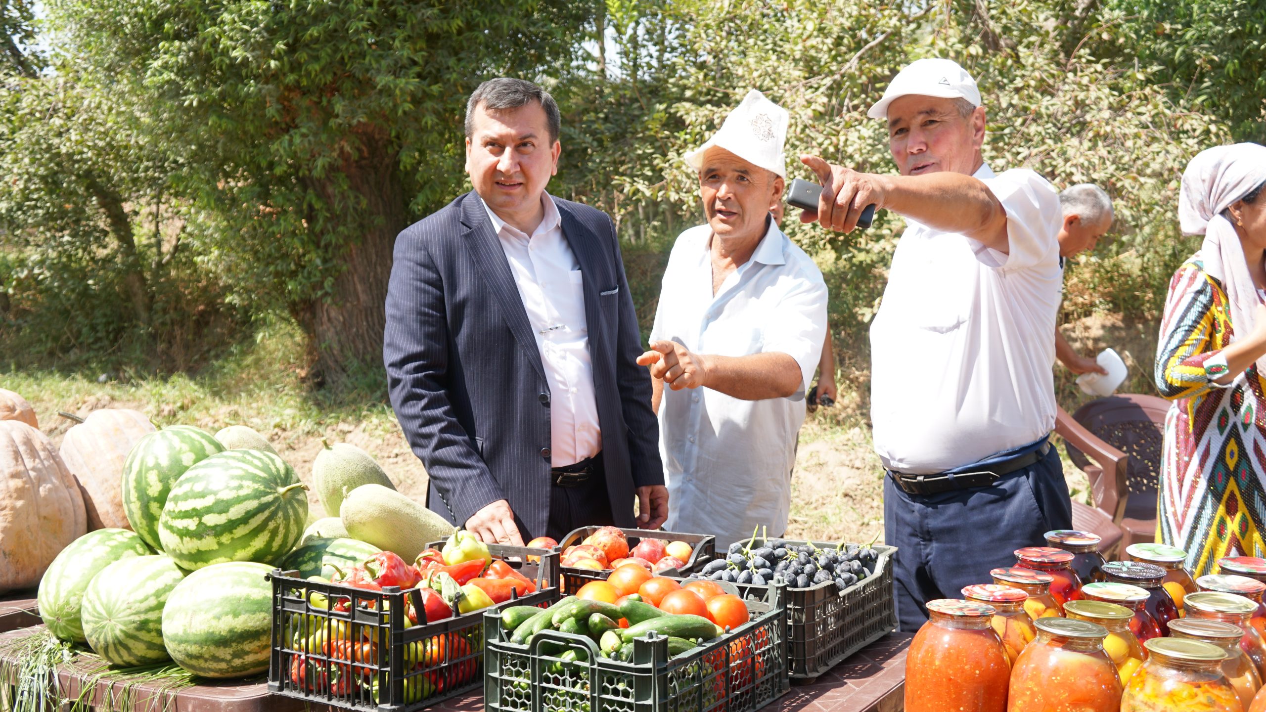 ХОҶАГИҲОИ ДЕҲҚОНӢ ЗАМИНҲОИ ХУДРО САМАРАНОК ИСТИФОДА МЕБАРАНД.